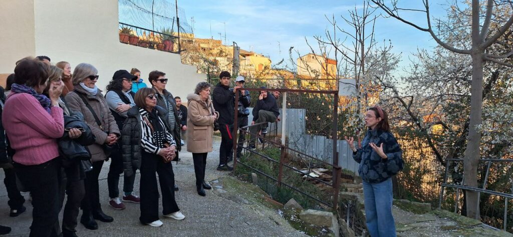 Vecinos visitando el proyecto de la cale Olmo.